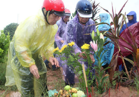 Thi thể kh&ocirc;ng đầu sau khi được lấy mẫu gi&aacute;m định ADN, đ&atilde; được ch&ocirc;n b&ecirc;n b&atilde;i s&ocirc;ng Hồng. 
