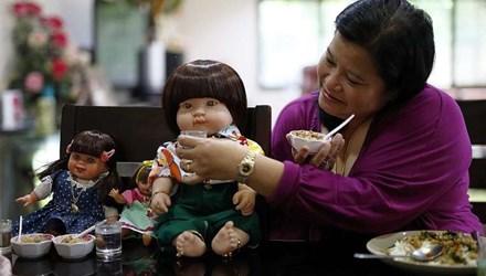 B&uacute;p b&ecirc; Th&aacute;i Lan được chủ nh&acirc;n chăm s&oacute;c như một đứa trẻ