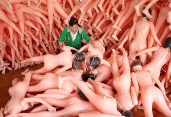 Sản phẩm từ đây được xuất cho nhiều khách hàng trong và ngoài nước như Nhật Bản, Hàn Quốc và Thổ Nhĩ Kỳ. Những “cô nàng” búp bê tại đây có giá khoảng 30 bảng Anh (tương đương 1 triệu VNĐ).