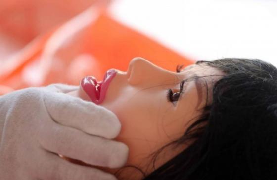Một công nhân tại đây nói: “Khách hàng của chúng tôi thích điều này, trông những con búp bê thật là đẹp. Chúng được bơm phòng dễ dàng và không bị xì quá nhanh”.