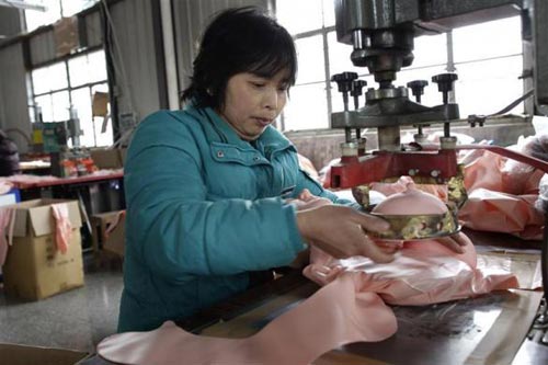 Phần ngực của những con búp bê được làm kĩ lưỡng nhất và có máy chuyên dụng để tạo hình.