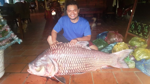 Anh Nghĩa đánh bắt được cá khổng lồ nặng 90 cân Anh Nghĩa đánh bắt được cá khổng lồ nặng 90 cân