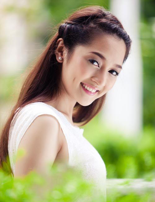 Kiểu t&oacute;c tết xinh đẹp n&agrave;y thường chỉ được &aacute;p dụng với kiểu t&oacute;c m&aacute;i d&agrave;i hay t&oacute;c ng&ocirc;i giữa, ng&ocirc;i lệch