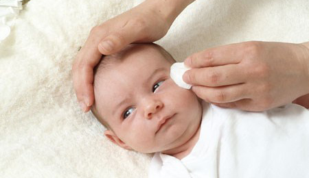 Dịch đau mắt đỏ rất dễ l&acirc;y lan v&agrave; đang b&ugrave;ng ph&aacute;t, đặc biệt l&agrave; với trẻ em