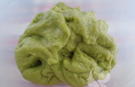 Nước đường, nước tr&agrave; xanh cho v&agrave;o &acirc;u, h&ograve;a tan r&ocirc;̀i cho bột b&aacute;nh dẻo từ từ v&agrave;o