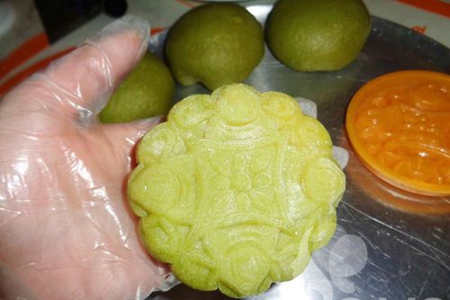 Cho vi&ecirc;n b&aacute;nh v&agrave;o khu&ocirc;n ấn thật mạnh