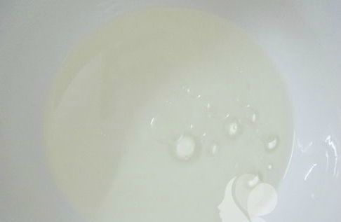H&ograve;a nước đường, nước hoa bưởi v&agrave; dầu ăn với nhau.