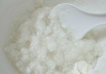 Cho từng muỗng bột b&aacute;nh dẻo v&agrave;o trộn đều, ban đầu hỗn hợp sẽ hơi lo&atilde;ng nhưng dần dần bột sẽ nở ra.