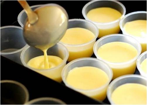 Đ&aacute;nh trứng g&agrave; cho thật b&ocirc;ng rồi đổ hỗn hợp sữa n&oacute;ng v&agrave;o