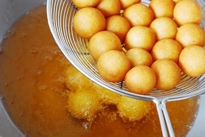 thả từng vi&ecirc;n b&aacute;nh r&aacute;n thật nhẹ nh&agrave;ng v&agrave;o chảo dầu