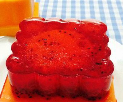 Đặt thạch thanh long v&agrave;o trong ngăn m&aacute;t tủ lạnh khoảng 2 tiếng để thạch đ&ocirc;ng cứng ho&agrave;n to&agrave;n