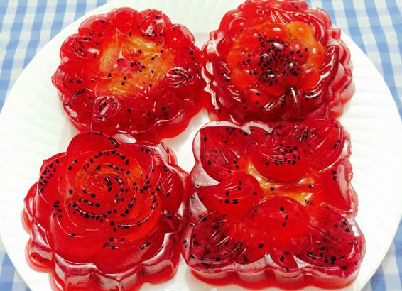 B&aacute;nh trung thu rau c&acirc;u thanh long đỏ bắt mắt đ&acirc;̀y h&acirc;́p d&acirc;̃n