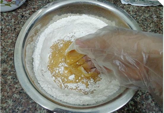 D&ugrave;ng tay trộn đều đến khi bột ngấm nước hoàn toàn h&ocirc;̃n hợp