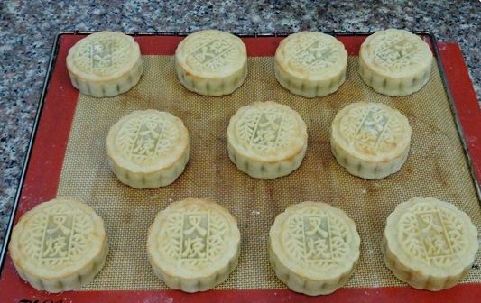 Cho khay b&aacute;nh v&agrave;o l&ograve; nướng, nướng khoảng 5-7 ph&uacute;t