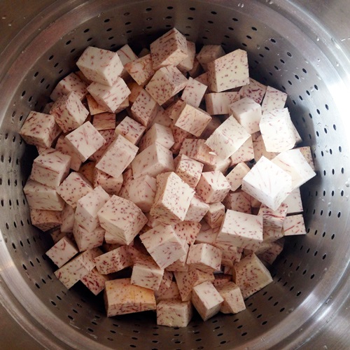 Phần lớp khoai m&ocirc;n: Khoai m&ocirc;n gọt vỏ, rửa sạch, cắt miếng cube