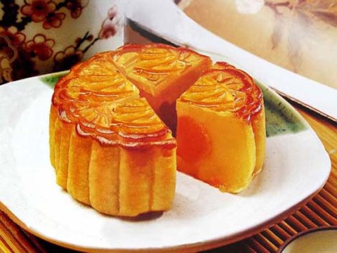 Các bước làm món bánh trung thu nh&acirc;n đ&acirc;̣u xanh trứng mu&ocirc;́i khá đơn giản và nhanh chóng