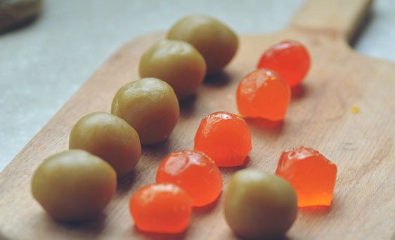 Chuẩn bị sẵn l&ograve;ng đỏ trứng muối v&agrave; nh&acirc;n b&aacute;nh, vo tr&ograve;n