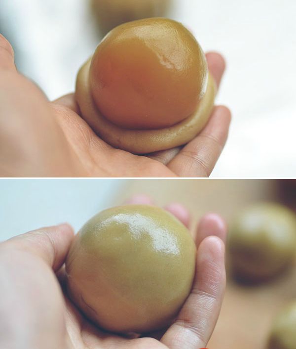 Cho nh&acirc;n v&agrave;o giữa bột rồi bo g&oacute;i k&iacute;n lại