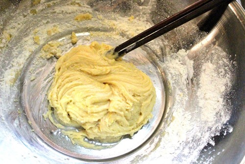 Cho dầu ăn, nước đường, baking soda, &frac12; l&ograve;ng đỏ trứng v&agrave;o một chiếc b&aacute;t to quấy đều