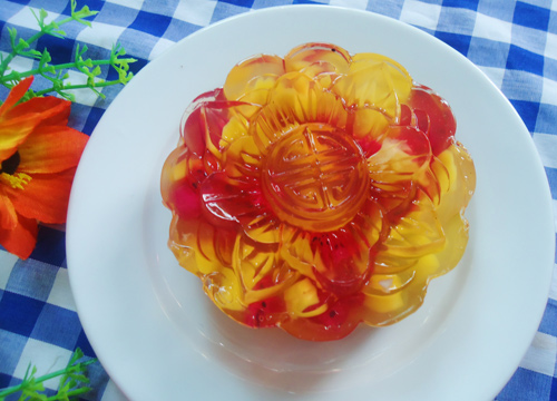 Sau 2 giờ b&aacute;nh Trung thu rau c&acirc;u đ&ocirc;ng cứng v&agrave; m&aacute;t lạnh, mọi người nhẹ nh&agrave;ng t&aacute;ch bỏ khu&ocirc;n 
