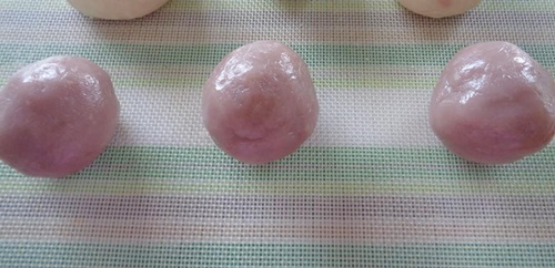 Chờ nh&acirc;n hơi nguội th&igrave; vo vi&ecirc;n k&iacute;ch cỡ t&ugrave;y theo khu&ocirc;n b&aacute;nh đ&atilde; chuẩn bị