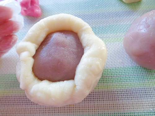 Phủ 1 lớp bột nếp rang xung quanh vi&ecirc;n bột v&agrave; khu&ocirc;n