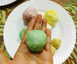 d&agrave;n mỏng rồi cho nh&acirc;n đậu xanh x&agrave;o dừa v&agrave;o, v&ecirc; tr&ograve;n 
