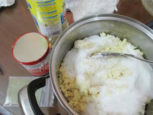 Trộn đều đậu xanh với đường, dầu ăn