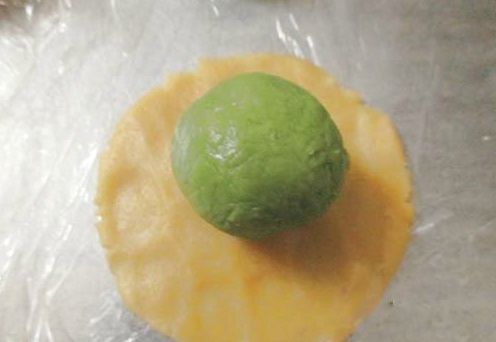 Cho b&aacute;nh v&agrave;o khu&ocirc;n v&agrave; n&eacute;n b&aacute;nh r&ocirc;̀i cho ra khay 