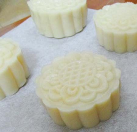 Cho b&aacute;nh v&agrave;o l&ograve; nướng 200 độ C, 2 lửa, ngăn giữa nướng trong 5-7 ph&uacute;t.
