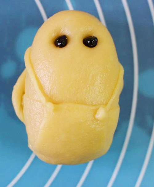 C&aacute;n bột mỏng chia bột th&agrave;nh c&aacute;c miếng nhỏ đ&ecirc;̉ tạo trang phục cho minion