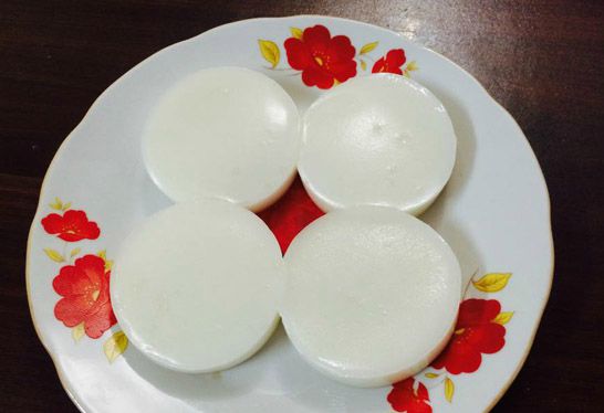B&oacute;c nh&acirc;n thạch cốt dừa ra đĩa, để ri&ecirc;ng.