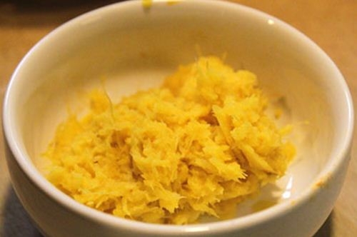 Gừng rửa sạch, gọt vỏ rồi đem đi b&agrave;o nhuyễn thật nhỏ