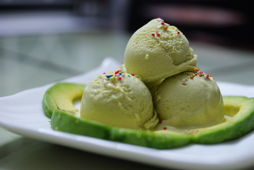 C&aacute;ch l&agrave;m kem bơ rất đơn giản, chỉ cần đầu tư ch&uacute;t thời gian l&agrave; mọi người c&oacute; ngay m&oacute;n kem ngon tuyệt