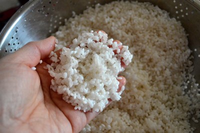 Bước 5: Nếp và đậu xanh vo sạch, cho vào nồi cơm điện, đổ nước cao hơn mặt nếp 1 chút , nấu chín. Khi xôi chín cho đường và bột dừa vào trộn đếu rồi đậy nắp lại nấu cho đến khi nổi cơm bật đèn xanh.