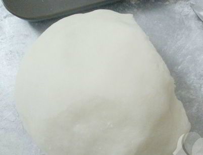 Đến khi n&agrave;o thấy bột nặng tay th&igrave; đổ ra m&acirc;m