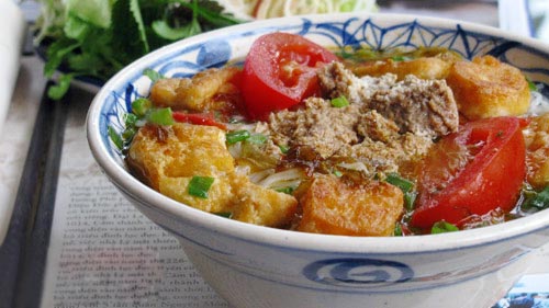 Ăn b&uacute;n ri&ecirc;u cua k&egrave;m với một đĩa rau sống tươi tạo cảm gi&aacute;c ngon miệng trong những ng&agrave;y h&egrave; n&oacute;ng bức