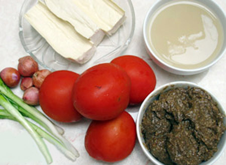 Cua đồng, c&agrave; chua, giấm bỗng,...l&agrave; những nguy&ecirc;n liệu ch&iacute;nh nấu b&uacute;n ri&ecirc;u cua