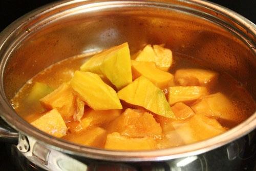 Cho b&iacute; đỏ, đậu xanh v&agrave;o nồi c&ugrave;ng với một lượng nước vừa đủ v&agrave; đun
