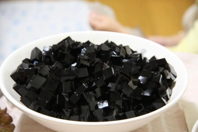Cho thạch sương s&aacute;o v&agrave;o b&aacute;t t&ocirc; nhỏ h&ograve;a c&ugrave;ng hỗn hợp bột rau c&acirc;u