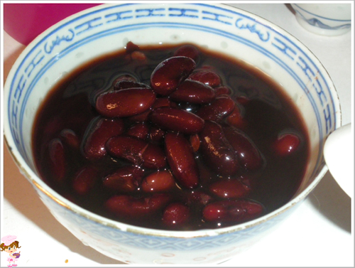 Đậu đỏ sau khi ng&acirc;m th&igrave; cho v&agrave;o nồi v&agrave; đổ nước x&acirc;m xấp, đun nhỏ lửa