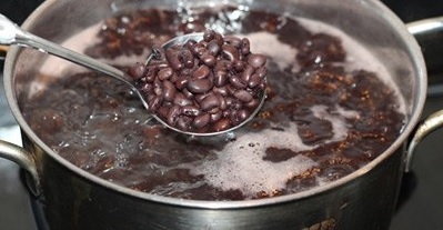 Đun ch&egrave; đến khi ăn thử thấy hạt đỗ mềm