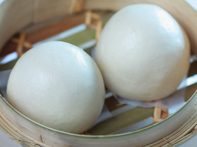 Cho men nở v&agrave;o nước ấm, để khoảng 10 ph&uacute;t. Bột đổ ra t&ocirc;, tạo l&otilde;m giữa rồi r&oacute;t nước men v&agrave;o, d&ugrave;ng tay nhồi đều th&agrave;nh một khối đồng nhất, kh&ocirc;ng d&iacute;nh tay. Sau đ&oacute;, cho bột v&agrave;o nơi k&iacute;n gi&oacute;, đậy nắp v&agrave; ủ khoảng 20 ph&uacute;t.