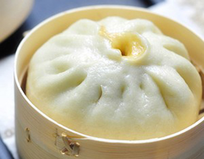 Chuẩn bị một nồi nước s&ocirc;i, hấp b&aacute;nh trong 20 ph&uacute;t ở lửa vừa - lớn rồi tắt bếp. Để b&aacute;nh trong nồi khoảng 3 - 5 ph&uacute;t nữa l&agrave; c&oacute; thể lấy ra d&ugrave;ng.