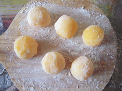 Chia trứng th&agrave;nh c&aacute;c phần bằng nhau rồi vo th&agrave;nh vi&ecirc;n tr&ograve;n.