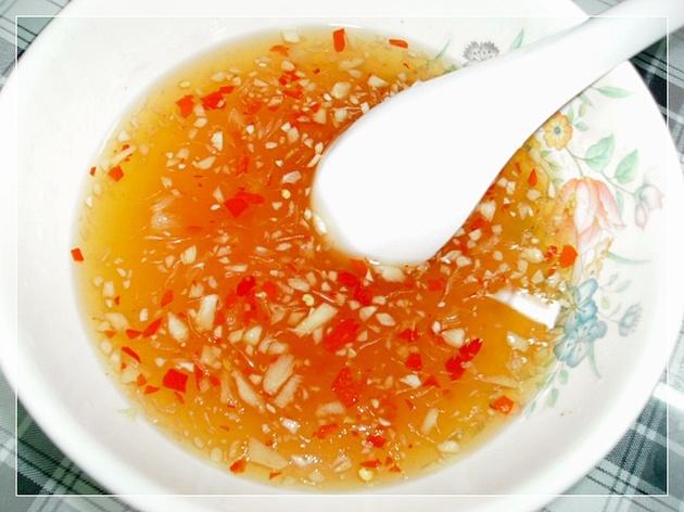 Pha đường, nước v&agrave; nước cốt chanh v&agrave;o với nhau. Th&ecirc;m nước mắm, gia vị t&ugrave;y khẩu vị.