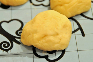 B&aacute;nh bao r&aacute;n sẽ chỉ b&eacute; bằng 1/2 b&aacute;nh bao thường. T&ugrave;y v&agrave;o sở th&iacute;ch của từng người m&agrave; nặn to hay nhỏ.