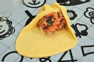 Bột b&aacute;nh bao c&aacute;n thật mỏng v&agrave; bọc c&ugrave;ng nh&acirc;n thịt.