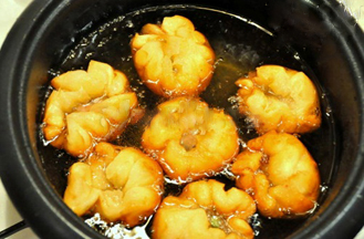 L&agrave;m n&oacute;ng dầu trong nồi chi&ecirc;n hoặc chảo s&acirc;u l&ograve;ng rồi giảm lửa, cho b&aacute;nh bao v&agrave;o chi&ecirc;n v&agrave;ng đều th&igrave; vớt ra. Khi chi&ecirc;n n&ecirc;n đảo b&aacute;nh cho b&aacute;nh ch&iacute;n, v&agrave;ng đều. Vớt b&aacute;nh ra rổ c&oacute; l&oacute;t giấy thấm dầu khoảng 1-2 ph&uacute;t.