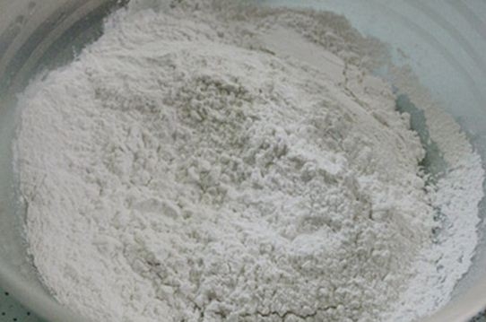 Bột c&agrave;ng mịn th&igrave; b&aacute;nh c&agrave;ng dai mượt n&ecirc;n mọi người nhớ l&agrave;m bột kỹ, th&ecirc;m nữa n&ecirc;n cho lu&ocirc;n muối v&agrave;o xay c&ugrave;ng. Sau khi xay bột, kh&ocirc;ng n&ecirc;n tr&aacute;ng b&aacute;nh lu&ocirc;n m&agrave; cho nhiều nước v&agrave; để qua đ&ecirc;m cho ngấu bột, trước khi tr&aacute;ng mới chắt bớt phần nước lợt bợt ở ph&iacute;a tr&ecirc;n đi.  